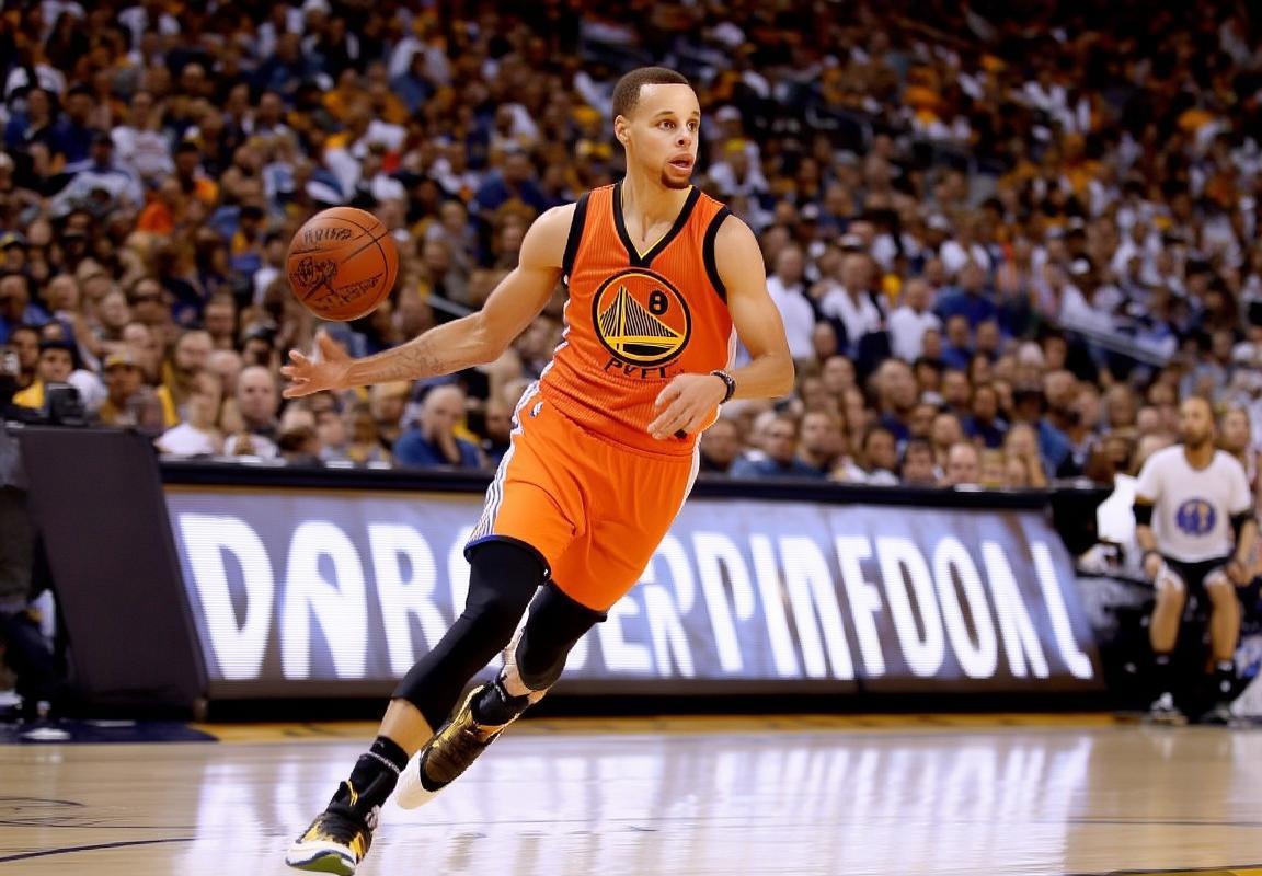 NBA巅峰对决：勇士VS骑士战术智慧对决及经典瞬间回顾(图2)