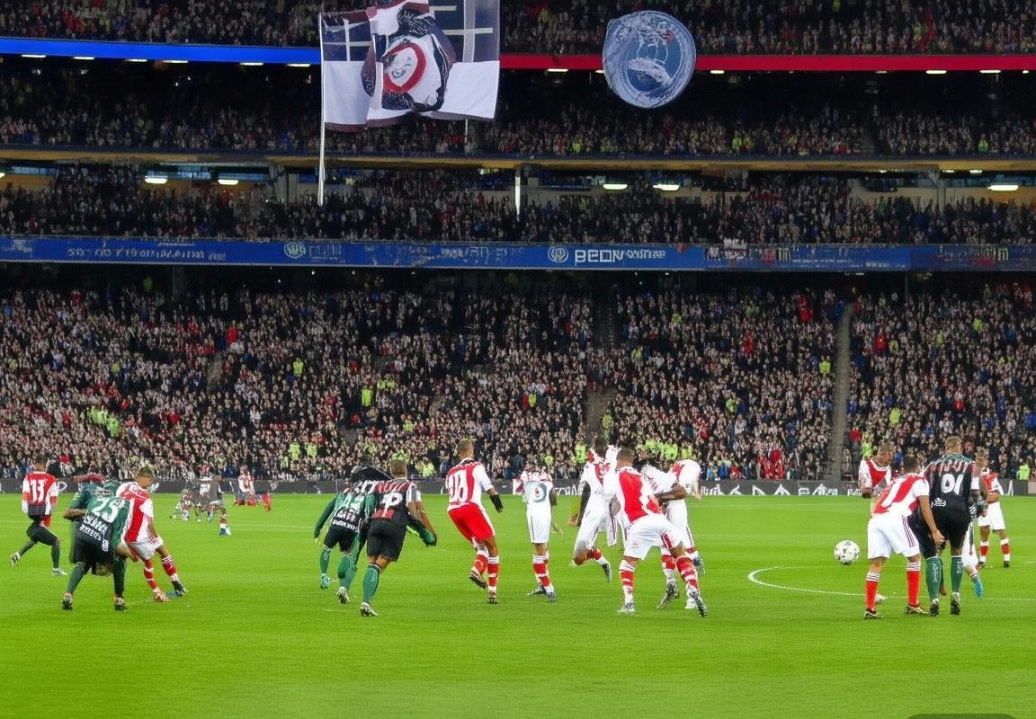 巴黎圣日耳曼VS里昂：法甲巅峰对决前瞻与战术解析(图1)